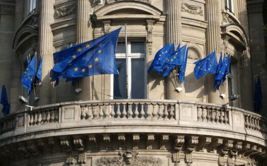 balkon met Europese vlaggen